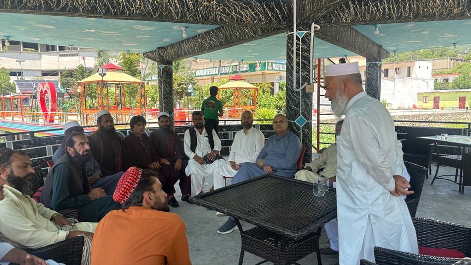 Community meeting with families and local officials